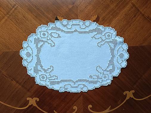 Úžitkový textil - Ručne vyšívaný obrus - 17258960_