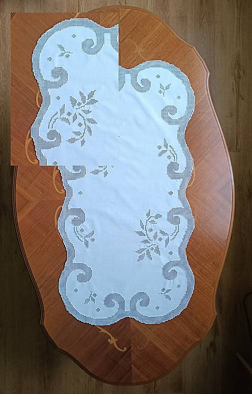 Úžitkový textil - Ručne vyšívaný obrus - 17259005_