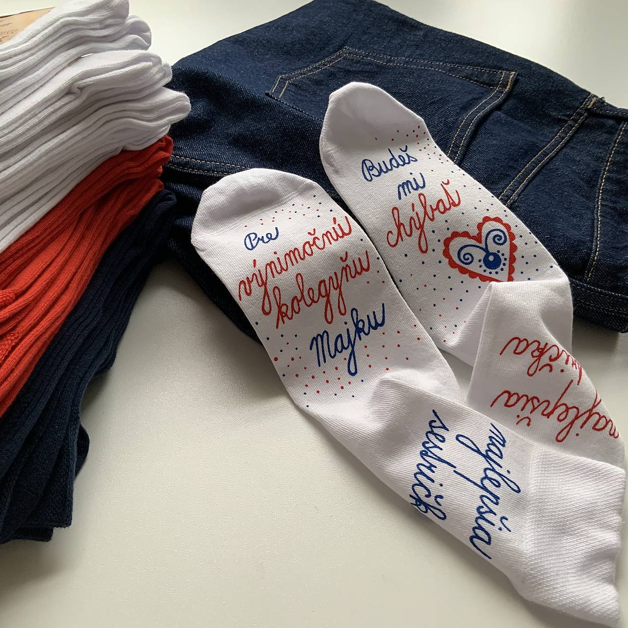 Maľované ponožky pre super KOLEGYŇU (biele na rozlúčku aj s nápisom nad členkom)