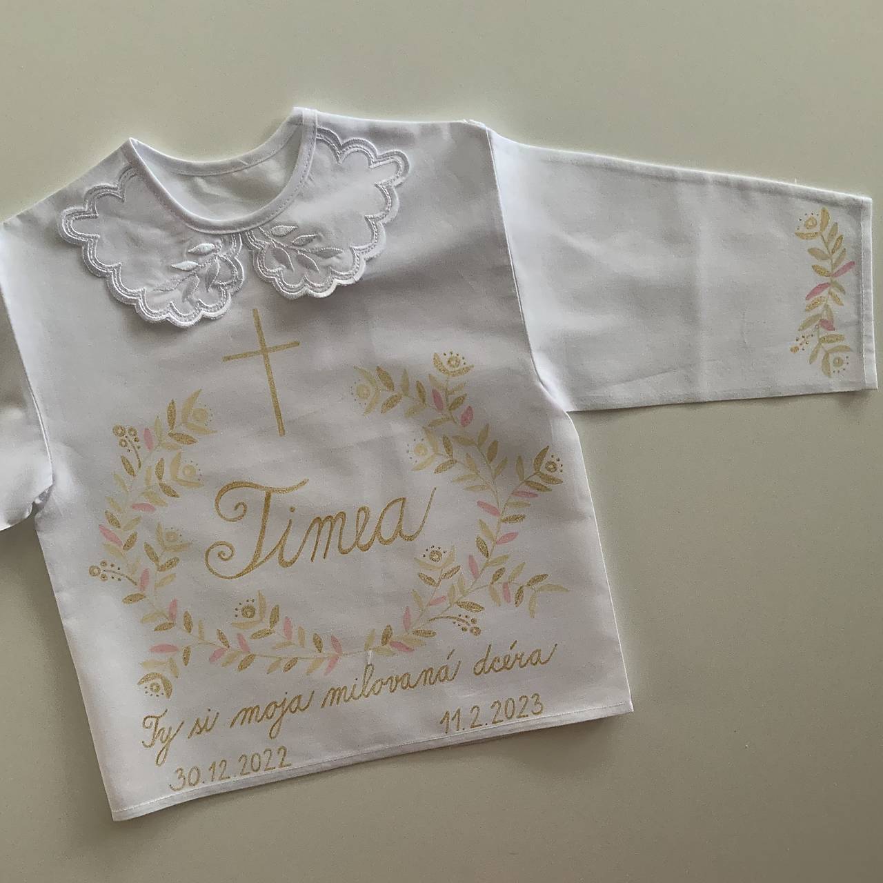 Krstná košieľka maľovaná s venčekom v zlatobéžovej