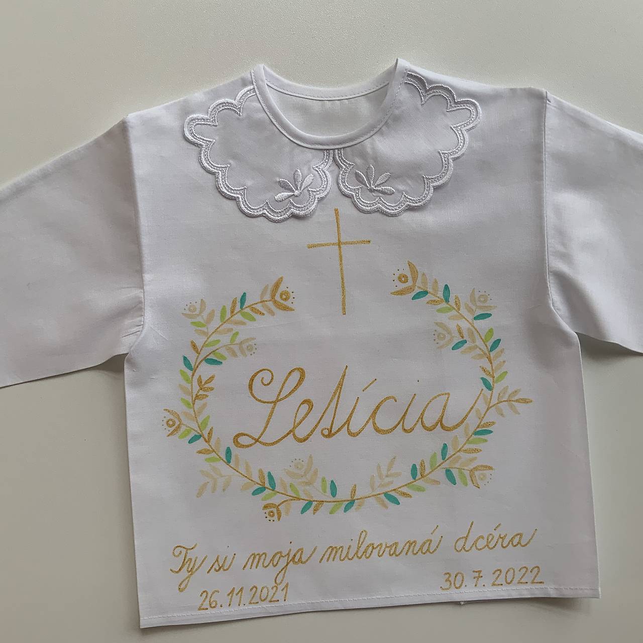 Krstná košieľka maľovaná s venčekom v zlatozelenej kombinácii