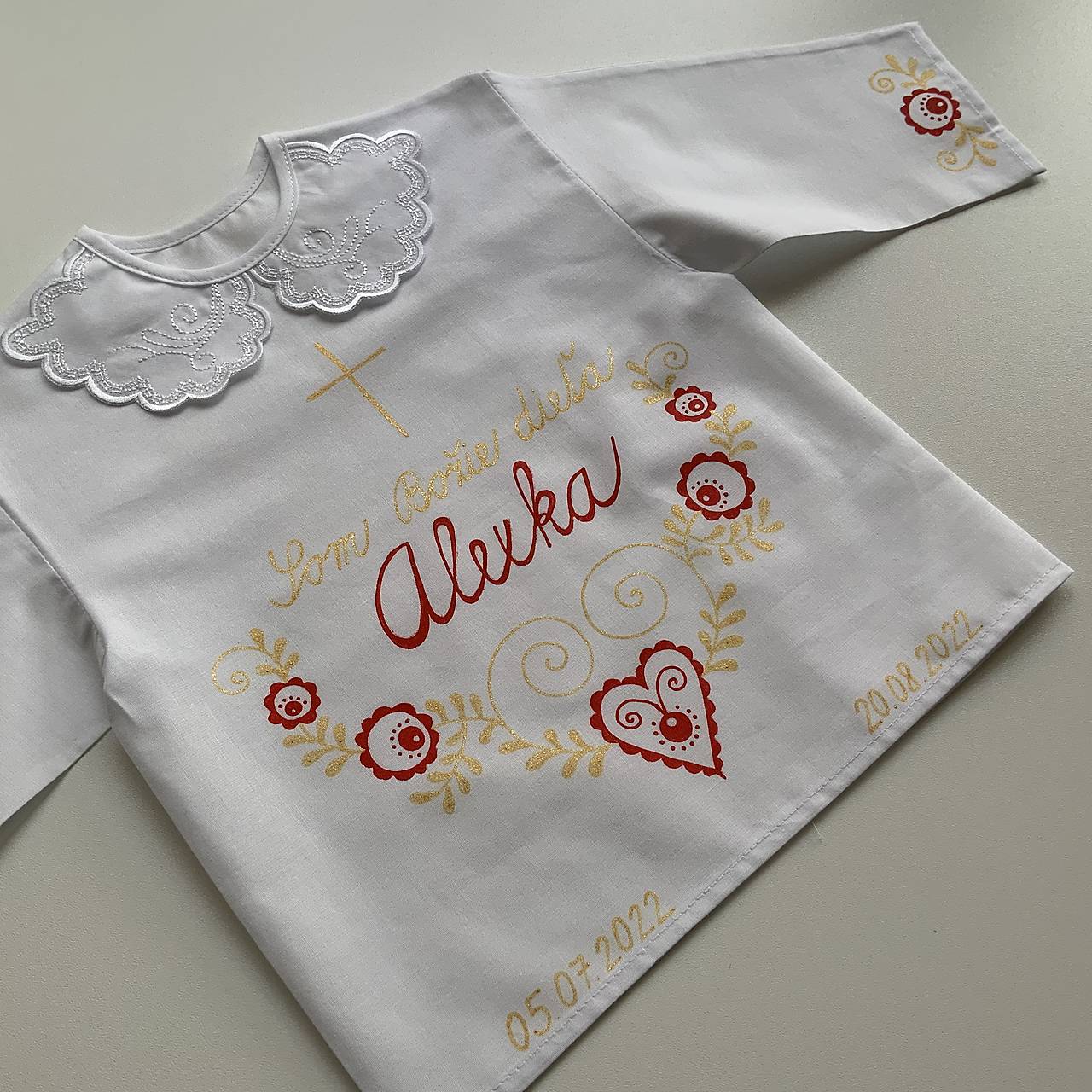 Krstná košieľka maľovaná s ľudovým vzorom v zlatočervenej