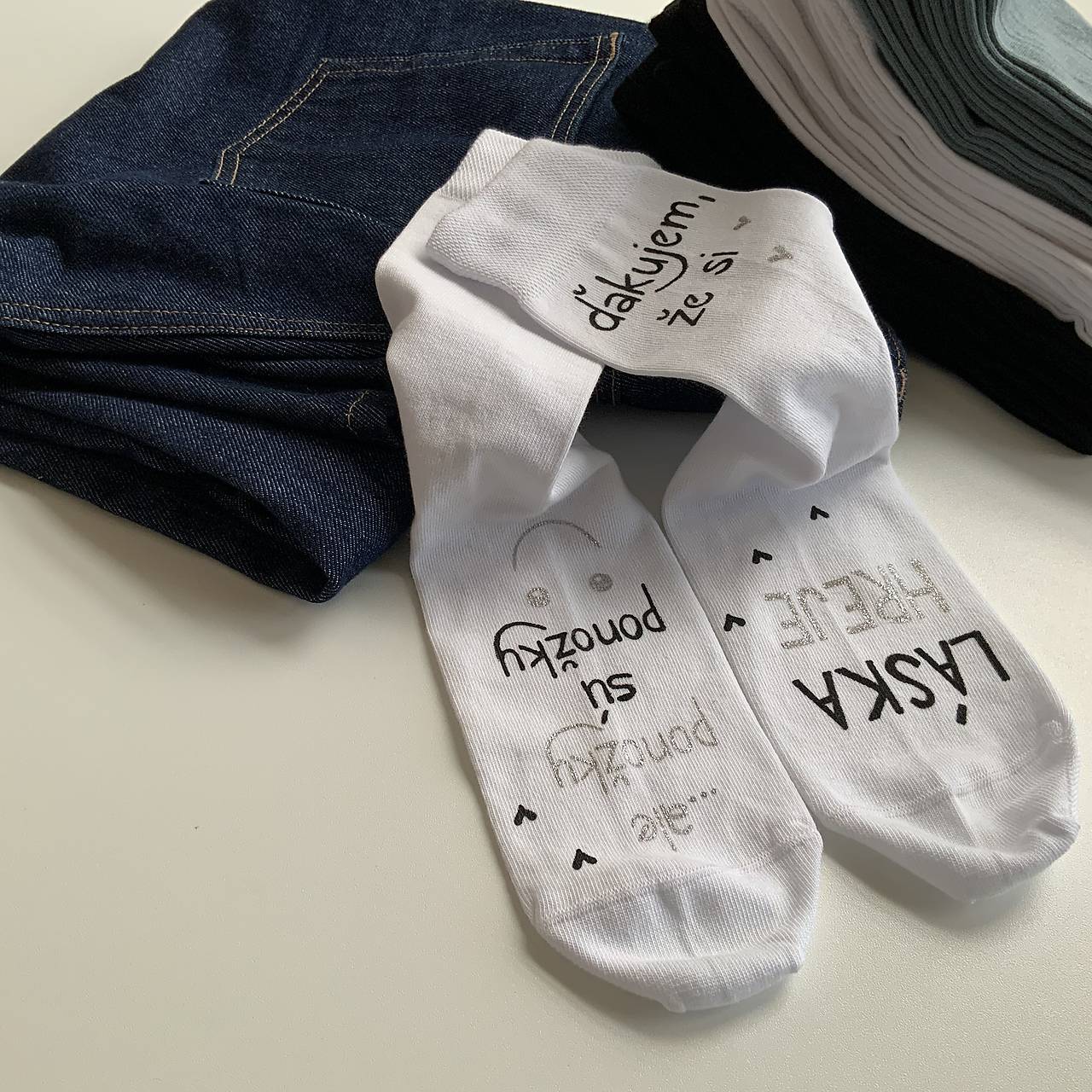 Maľované ponožky s nápisom “LÁSKA HREJE, ale ponožky sú ponožky :) biele s čierno strieborným nápisom