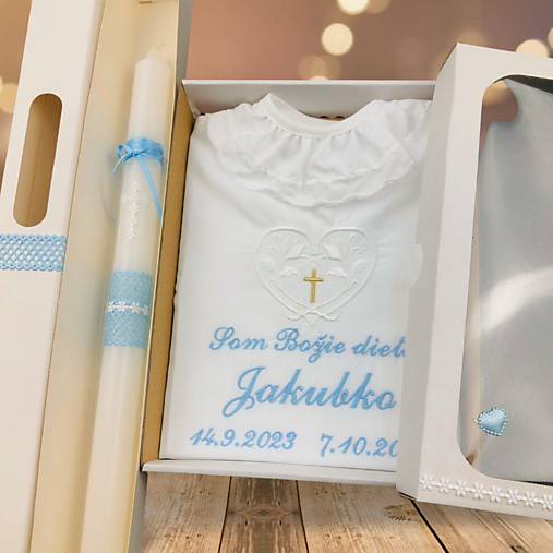 Detské oblečenie - Košieľka na krst k42 biela modrá v darčekovej krabičke + krstová sviečka biely krížik s modrou - 17268235_