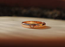 Prstene - Prstienok so srdiečkom a briliantom (žlté zlato) - 17270015_