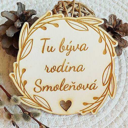 Dekorácie - Menovka na dvere tu býva rodina 120mm - 17269720_