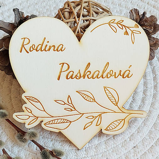 Dekorácie - Moderná menovka na dvere srdiečko 120mm - 17269721_