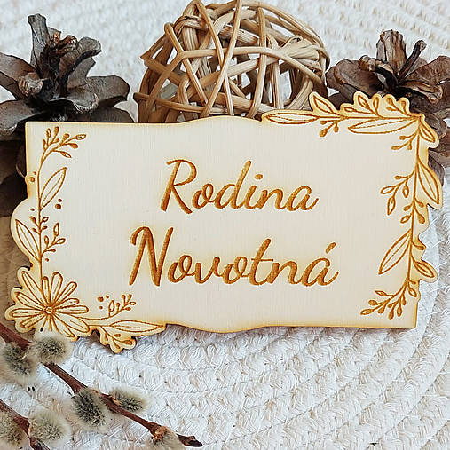 Dekorácie - Prírodná menovka na dvere zdobená kvetmi 130mm - 17269723_