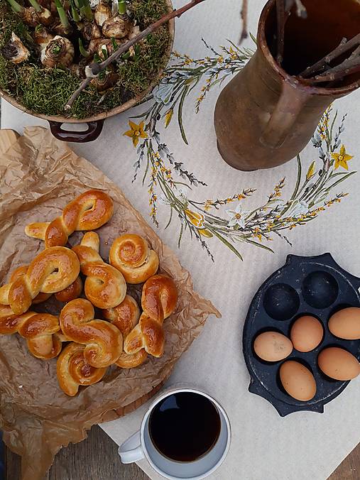 Úžitkový textil - Obrus veniec narcisky a bahniatka - 17275435_