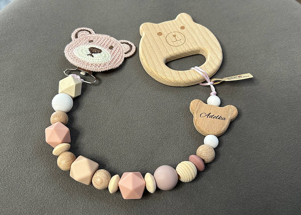 Set - personalizovaná retiazka na cumlík/dudlík alebo hryzadlo “Macko” s menom + hryzadlo