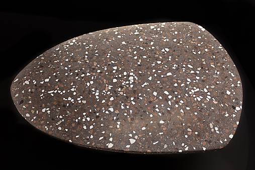 Nábytok - BetelArt terrazzo konferenčný stolík – 90 × 60 cm, hnedý s bielym mramorom a vápencom - 17280027_