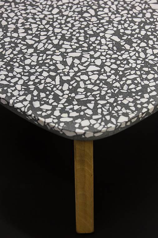 Nábytok - BetelArt terrazzo konferenčný stolík – 90 cm, sivý s bielym mramorom a bukovými nohami - 17280117_