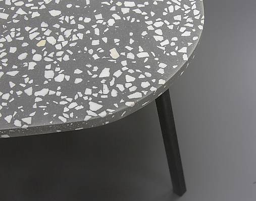 Nábytok - BetelArt terrazzo konferenčný stolík – 80 × 60 cm, sivý s bielym mramorom a čiernym kovovým rámom - 17280184_