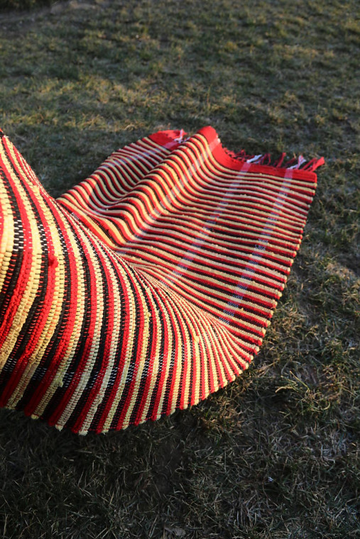 Úžitkový textil - Veselý, ručne tkaný koberec, 66x140 cm - 17285587_