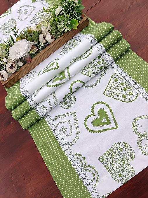 Úžitkový textil - Štola - maľované srdcia zelená s bodkami - 17291218_
