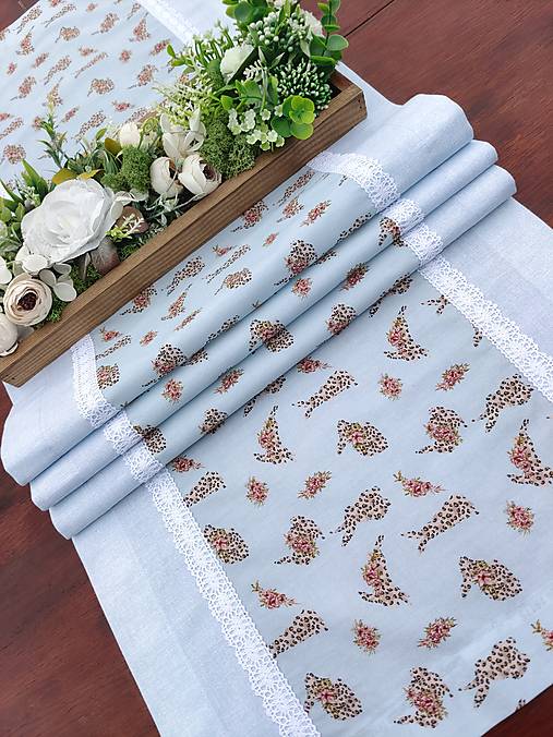 Úžitkový textil - Štola - béžoví zajačikovia na svetlo modrej - 17291233_