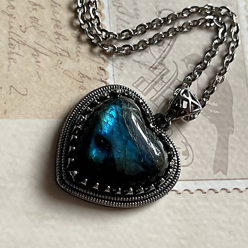 Labradorite Heart Pendant / Prívesok s labradoritom srdce E068