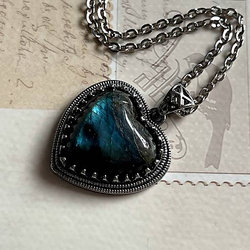 Labradorite Heart Pendant / Prívesok s labradoritom srdce E068