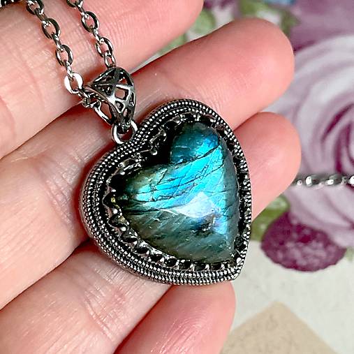 Labradorite Heart Pendant / Prívesok s labradoritom srdce E068