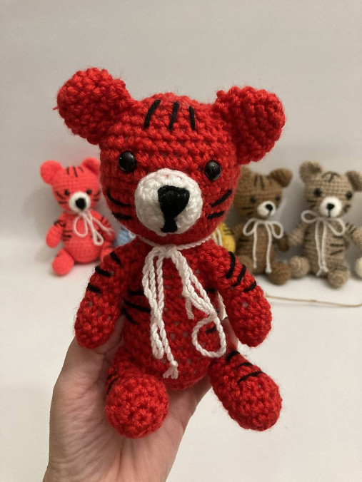 Hračky - Hačkovaná Hračka TIGER /5 farieb/ (červený) - 17296093_