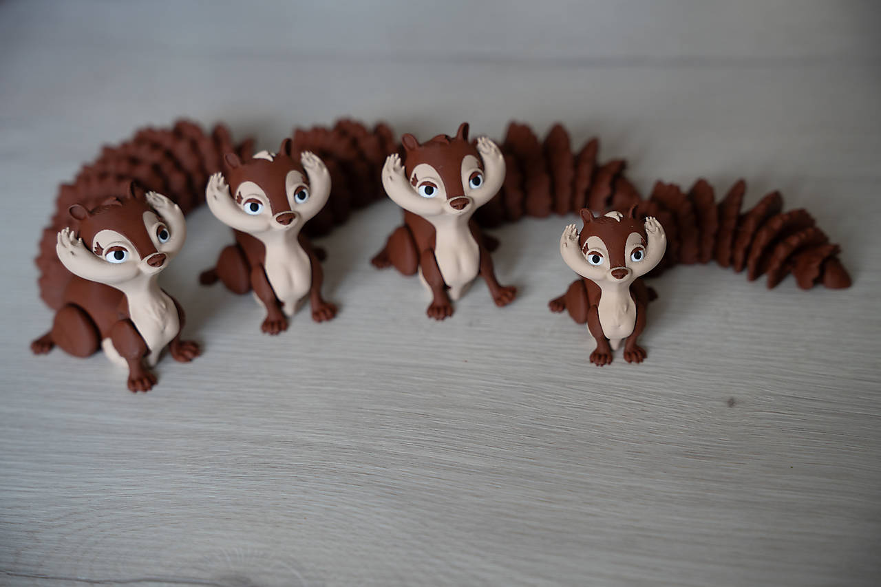 Roztomilá a hravá veverička s pohyblivým chvostom