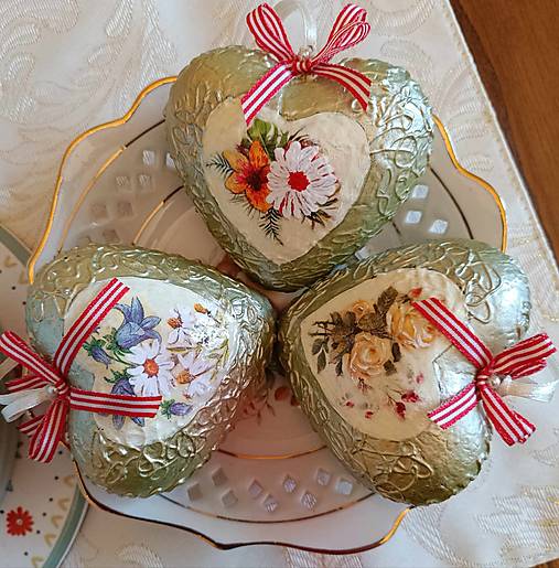 Dekorácie - Srdiečka s ružičkami a jarnými kvetmi - 17299375_