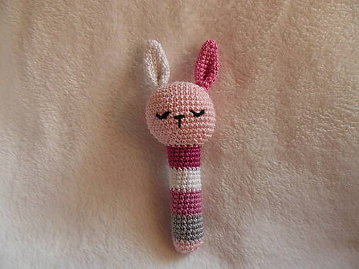 Hračky - Milá háčkovaná hrkálka - ružová - zajko - 17301658_