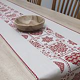 Úžitkový textil - ADRIANNA - bordové ornamentové srdiečka na režnej - stredový obrus - 17302051_