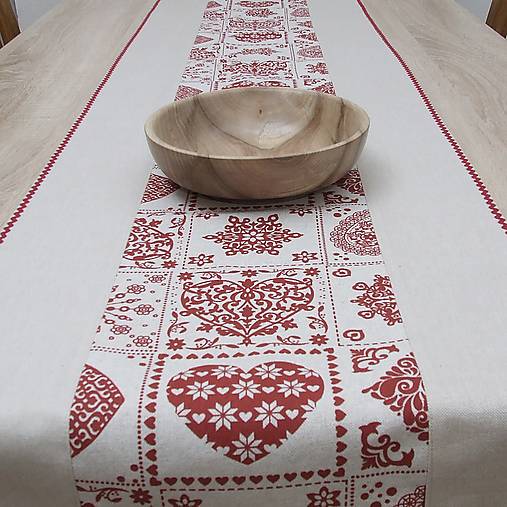 Úžitkový textil - ADRIANNA - bordové ornamentové srdiečka na režnej - stredový obrus - 17302053_