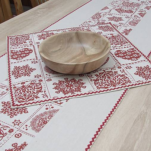 Úžitkový textil - ADRIANNA - bordové ornamentové srdiečka na režnej - štvorcový obrus 40x40 - 17302068_