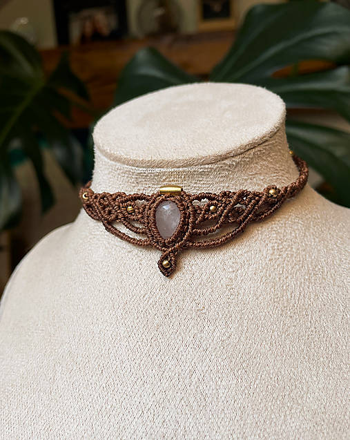 Náhrdelníky - Micro macramé choker s ruženínom - 17303010_