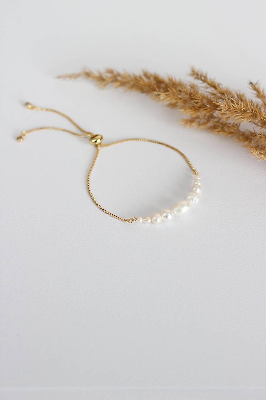 Minimalistický pozlátený náramok s riečnymi perlami