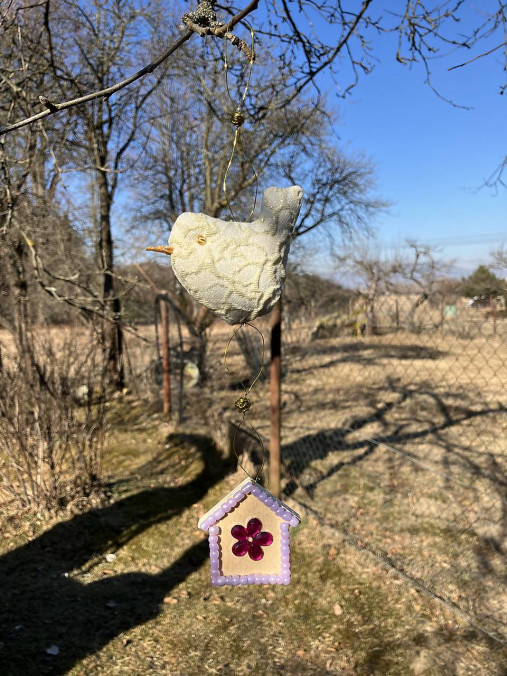 Dekorácie - Na zavesenie - vtáčik s domčekom fialovým - 17309476_