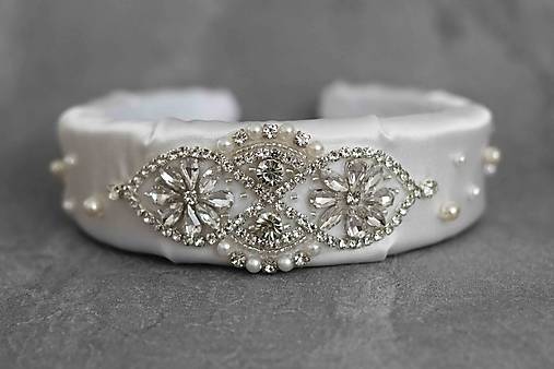 Svadobná čelenka s perlovými detailmi a krištáľmi (Čelenka 01 Júlia)