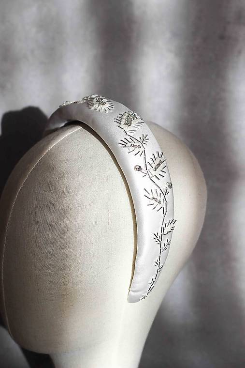 Svadobná čelenka s perlovými detailmi a krištáľmi (Čelenka 02 Júlia)