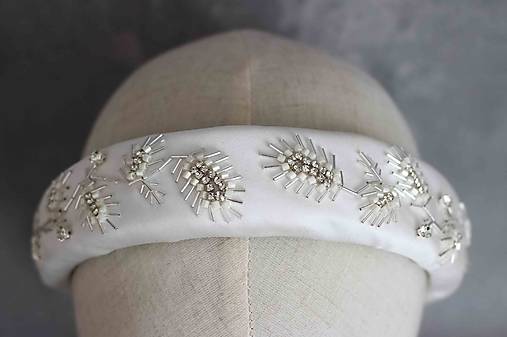 Svadobná čelenka s perlovými detailmi a krištáľmi (Čelenka 02 Júlia)