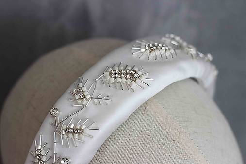 Svadobná čelenka s perlovými detailmi a krištáľmi (Čelenka 02 Júlia)