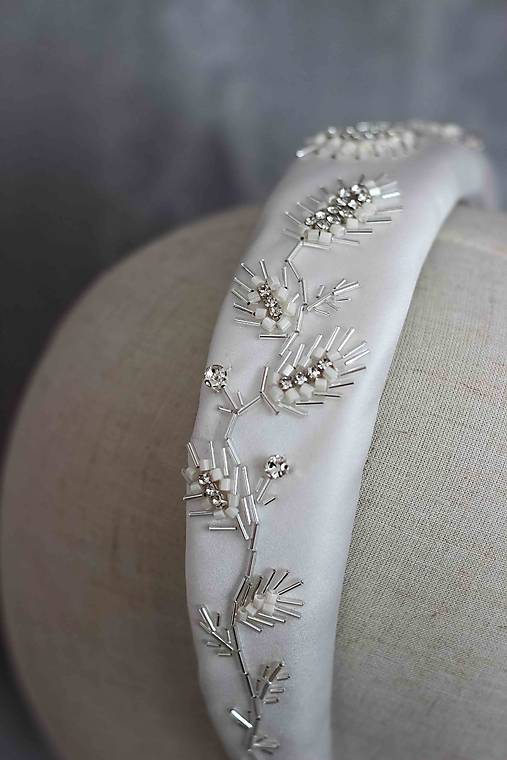 Svadobná čelenka s perlovými detailmi a krištáľmi (Čelenka 02 Júlia)