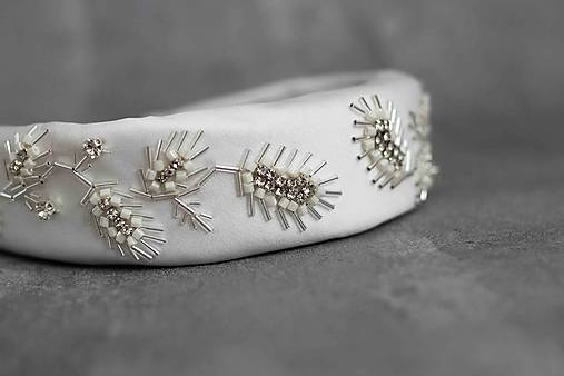 Svadobná čelenka s perlovými detailmi a krištáľmi (Čelenka 02 Júlia)