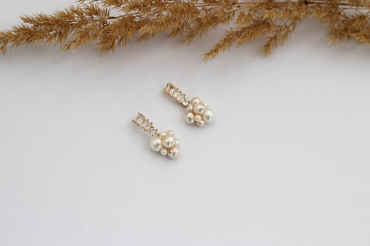 Napichovacie náušnice s riečnymi perlami a zirkónmi