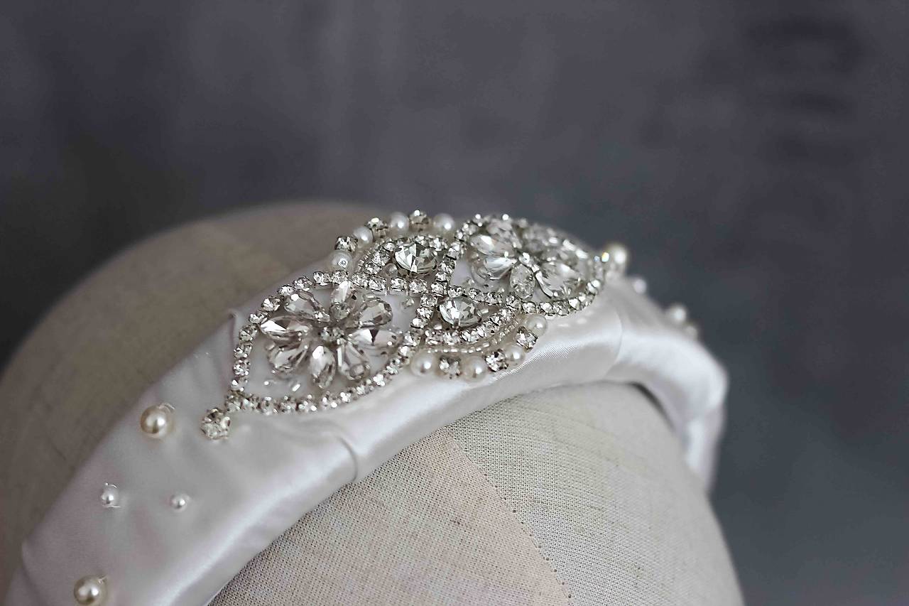 Svadobná čelenka s perlovými detailmi a krištáľmi (Čelenka 01 Júlia)