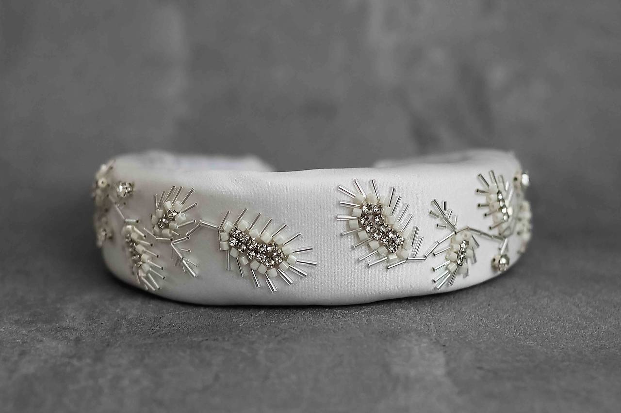 Svadobná čelenka s perlovými detailmi a krištáľmi (Čelenka 02 Júlia)