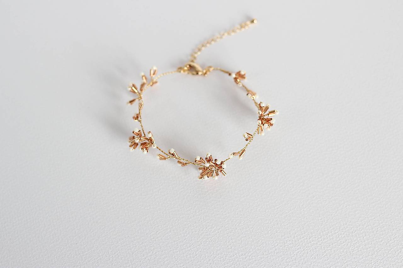 Romantický náramok v zlatej farbe s jemnými korálkami