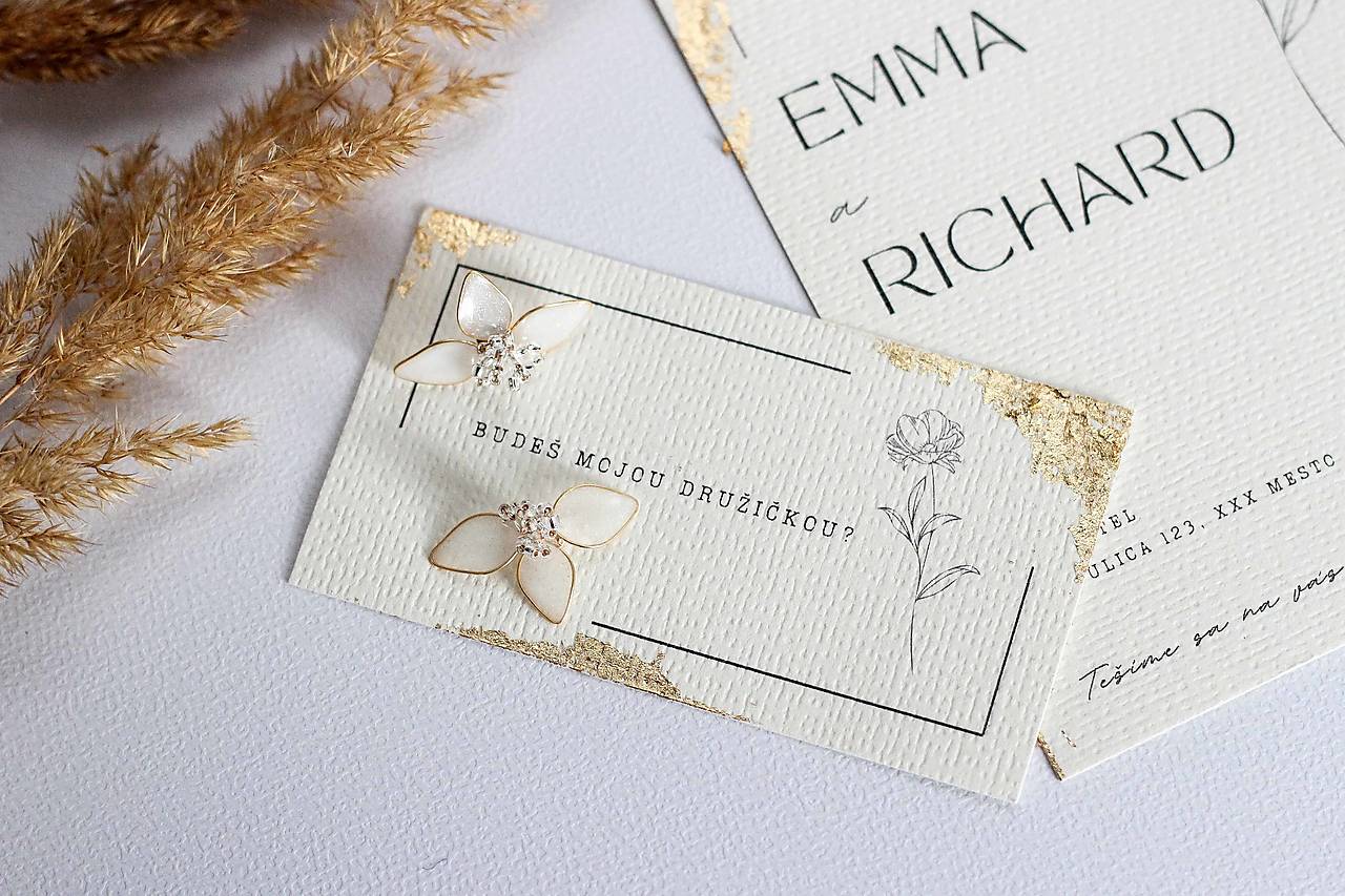 Náušnice pre družičky – nežný darček od nevesty (Biela perleťová)