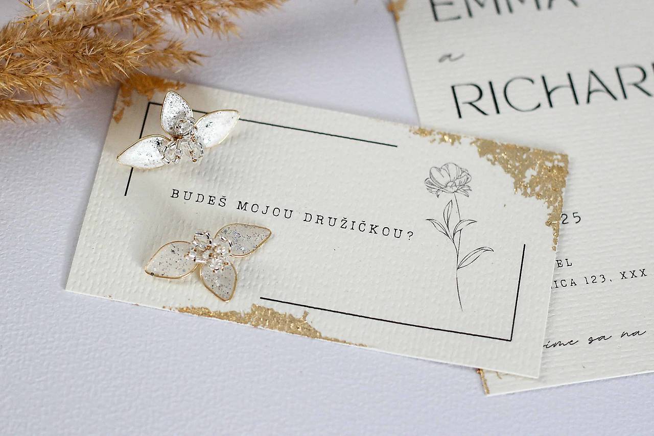 Náušnice pre družičky – nežný darček od nevesty (Biela s trblietkami)