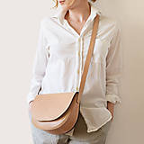 Kabelky - Kožená crossbody kabelka SADDLE MINI | béžová - 17314623_