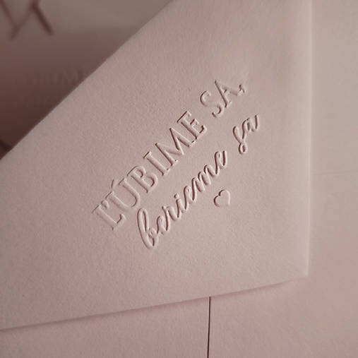 Papier - Embosovaná ružová obálka Primrose - Ľúbime sa, berieme sa - 17317622_