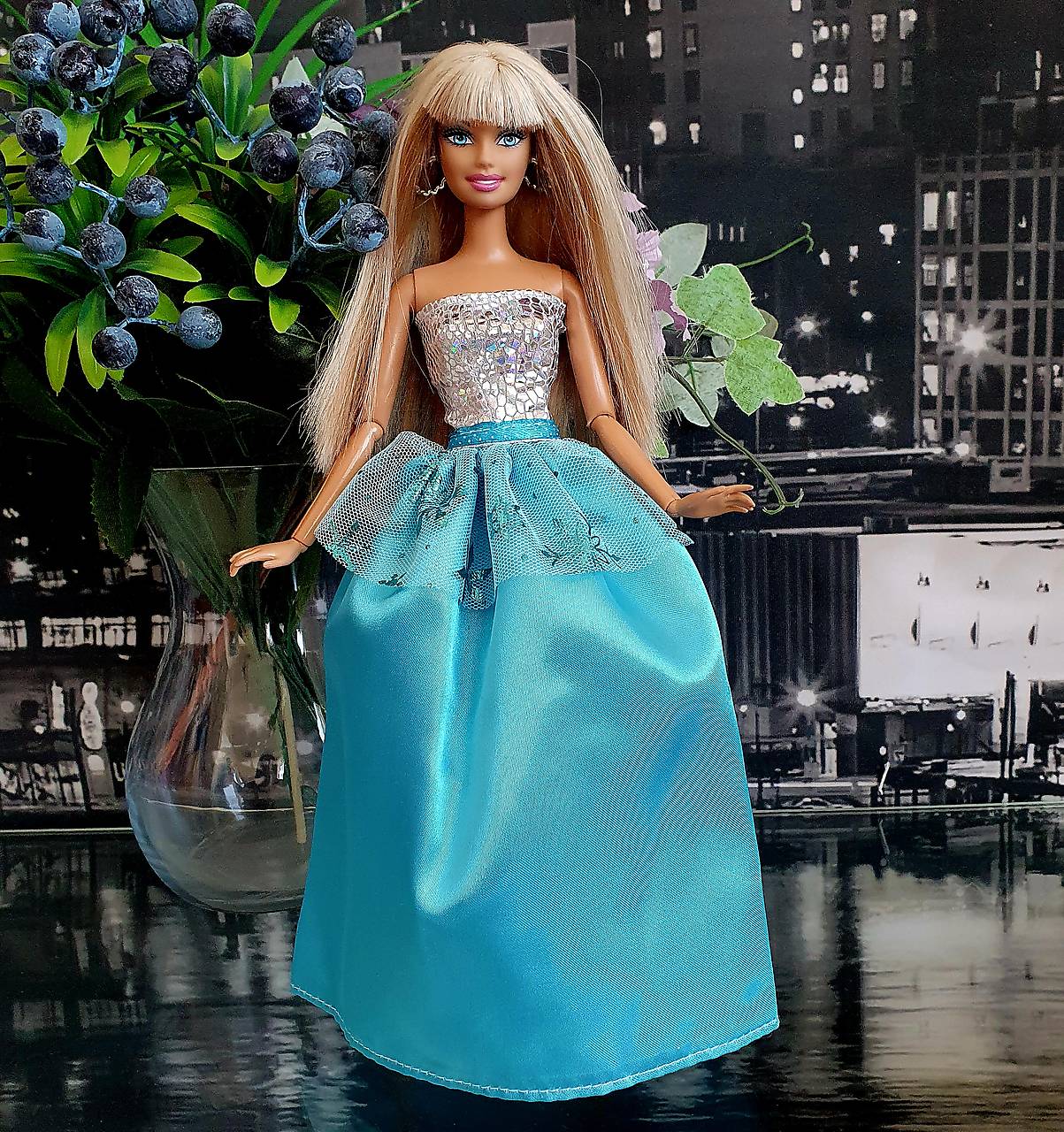 Modré spoločenské šaty pre Barbie