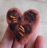 Brošne - plstená brošňa srdce - 17319743_