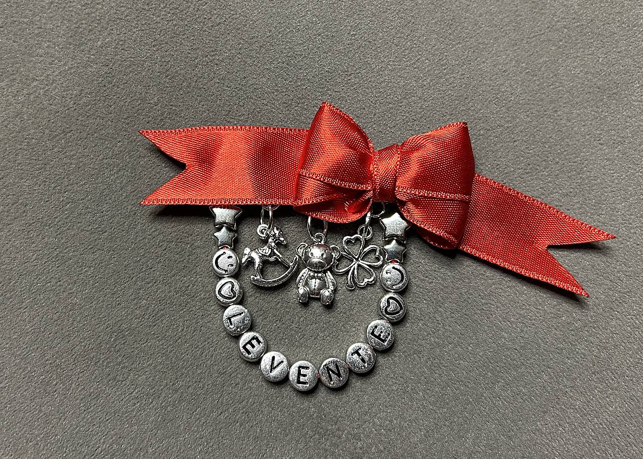 Mašlička/stužka proti urieknutiu na kočík/vajíčko s koníkom, mackom, štvorlístkom a menom